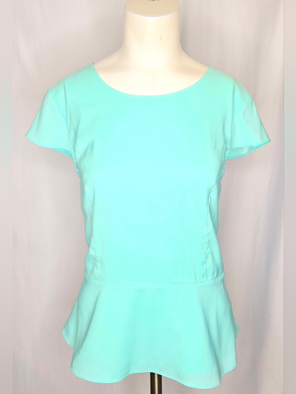 EXPRESS Mint Green/Aqua Peplum Blouse‎ Short Sleeve Gold Zip Back Medium NWOT
